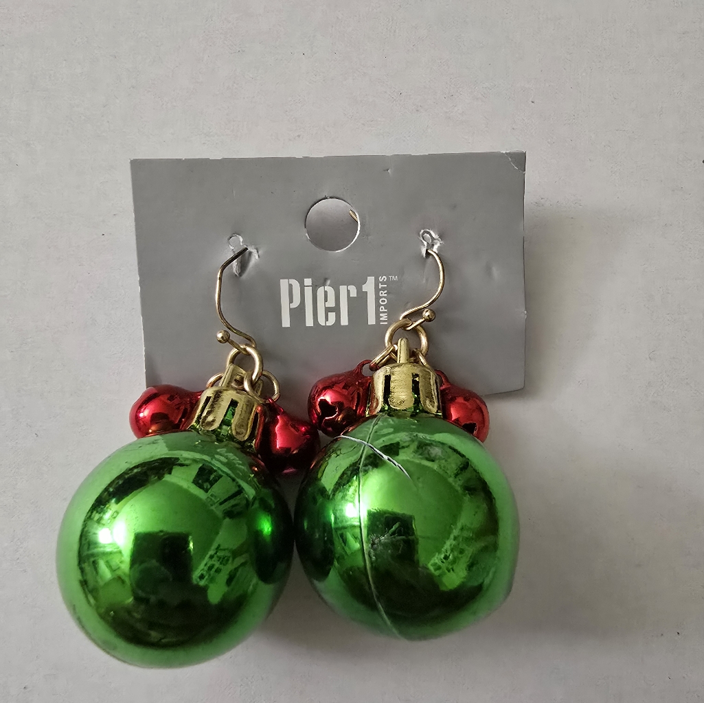 Pier 1 Holiday Ornament Earrings 7$